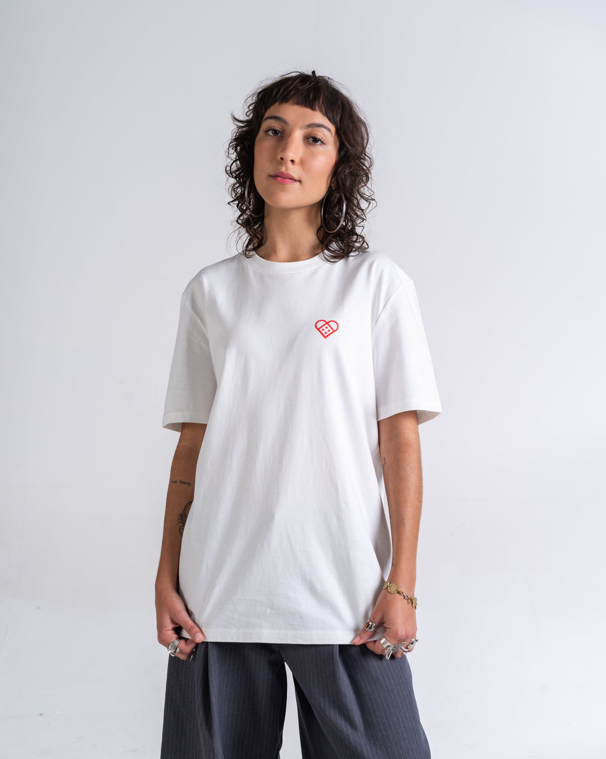 T-Shirt «Daily Dosage» Naturweiß, Vorderseite, am Model getragen