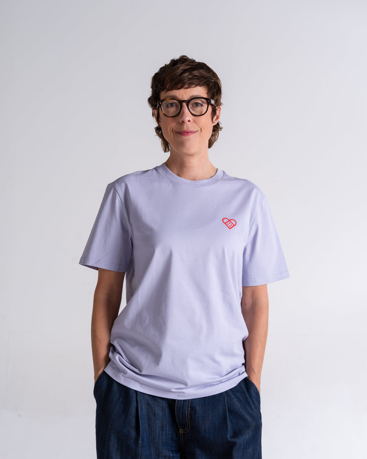 T-Shirt «Daily Dosage» Lavendel, Vorderseite, am Model getragen