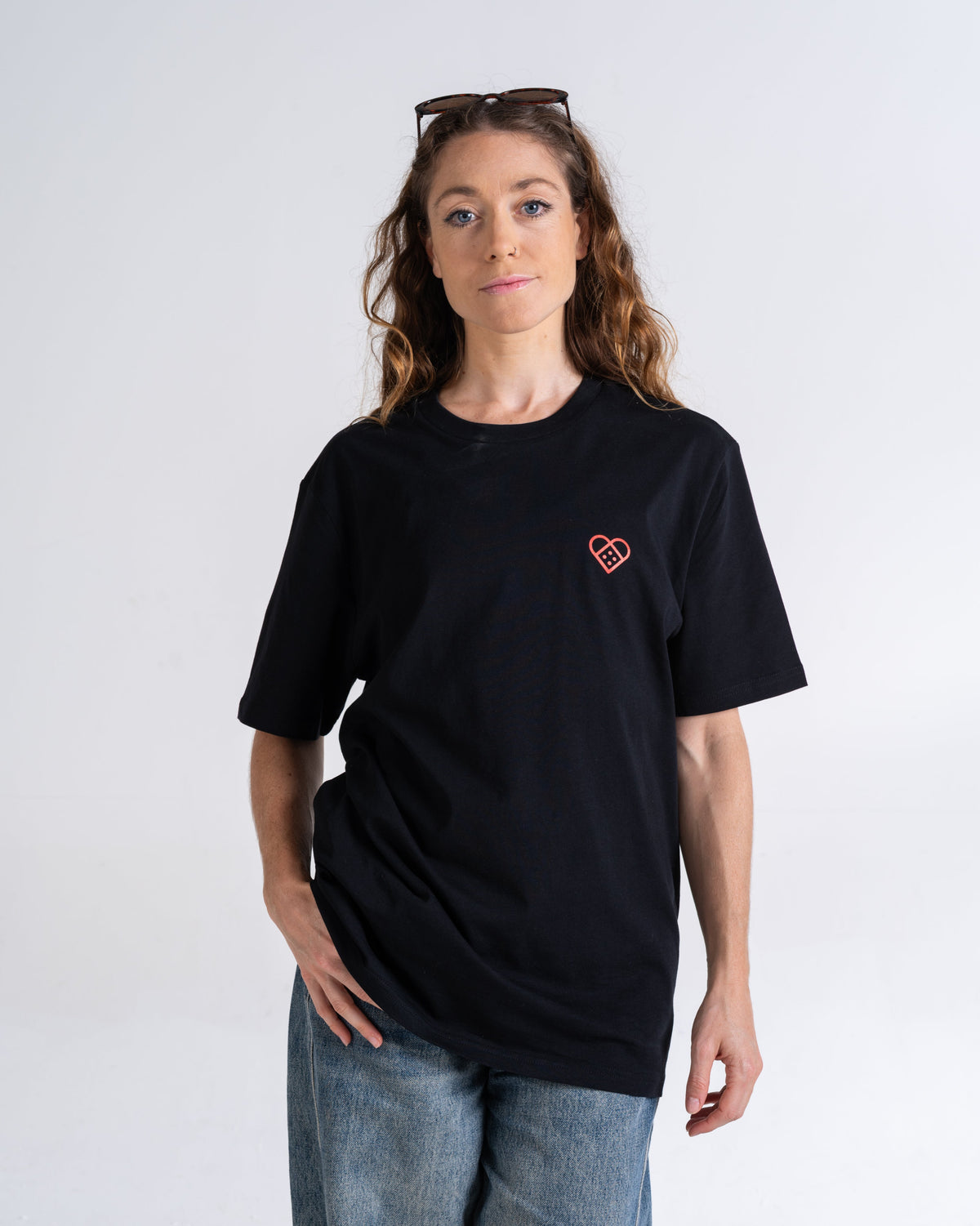 T-Shirt «Pflasterherz» Schwarz, Vorderseite, am Model getragen