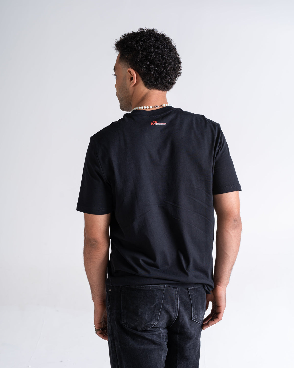 T-Shirt «Pflasterherz» Schwarz, Rückseite, am Model getragen