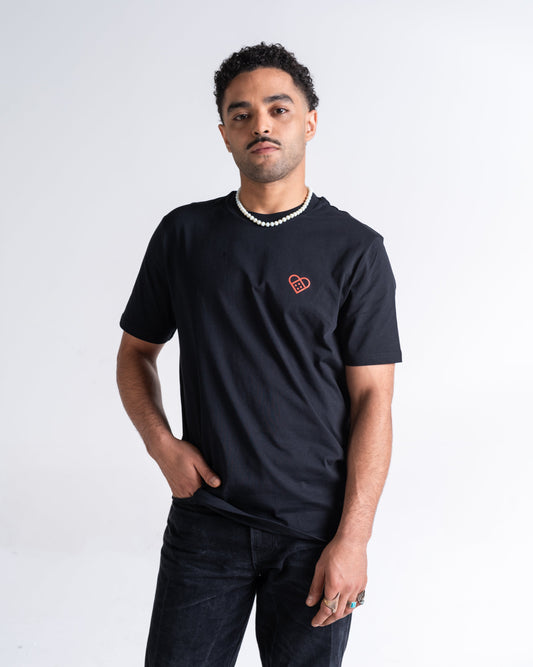 T-Shirt «Pflasterherz» Schwarz, Vorderseite, am Model getragen