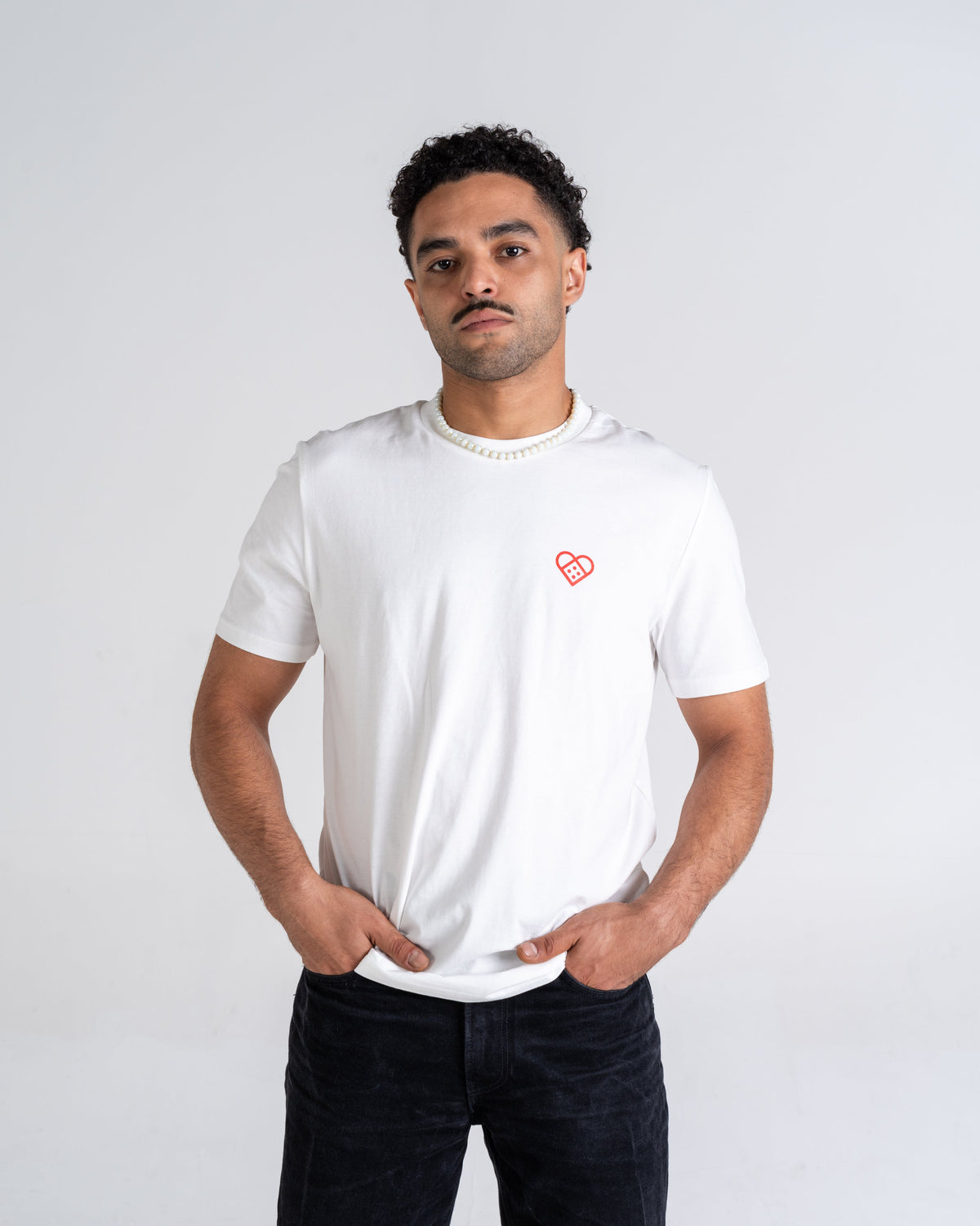 T-Shirt «Pflasterherz» Naturweiß, Vorderseite, am Model getragen