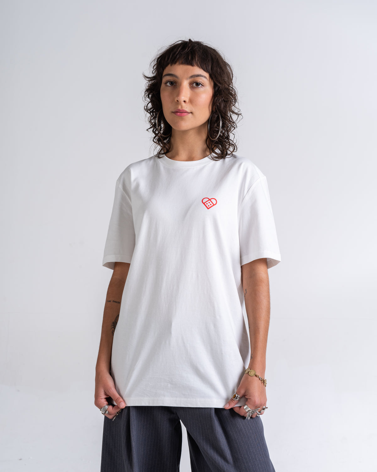 T-Shirt «Pflasterherz» Naturweiß, Vorderseite, am Model getragen