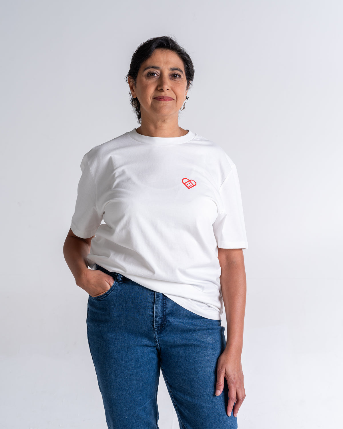 T-Shirt «Pflasterherz» Naturweiß, Vorderseite, am Model getragen