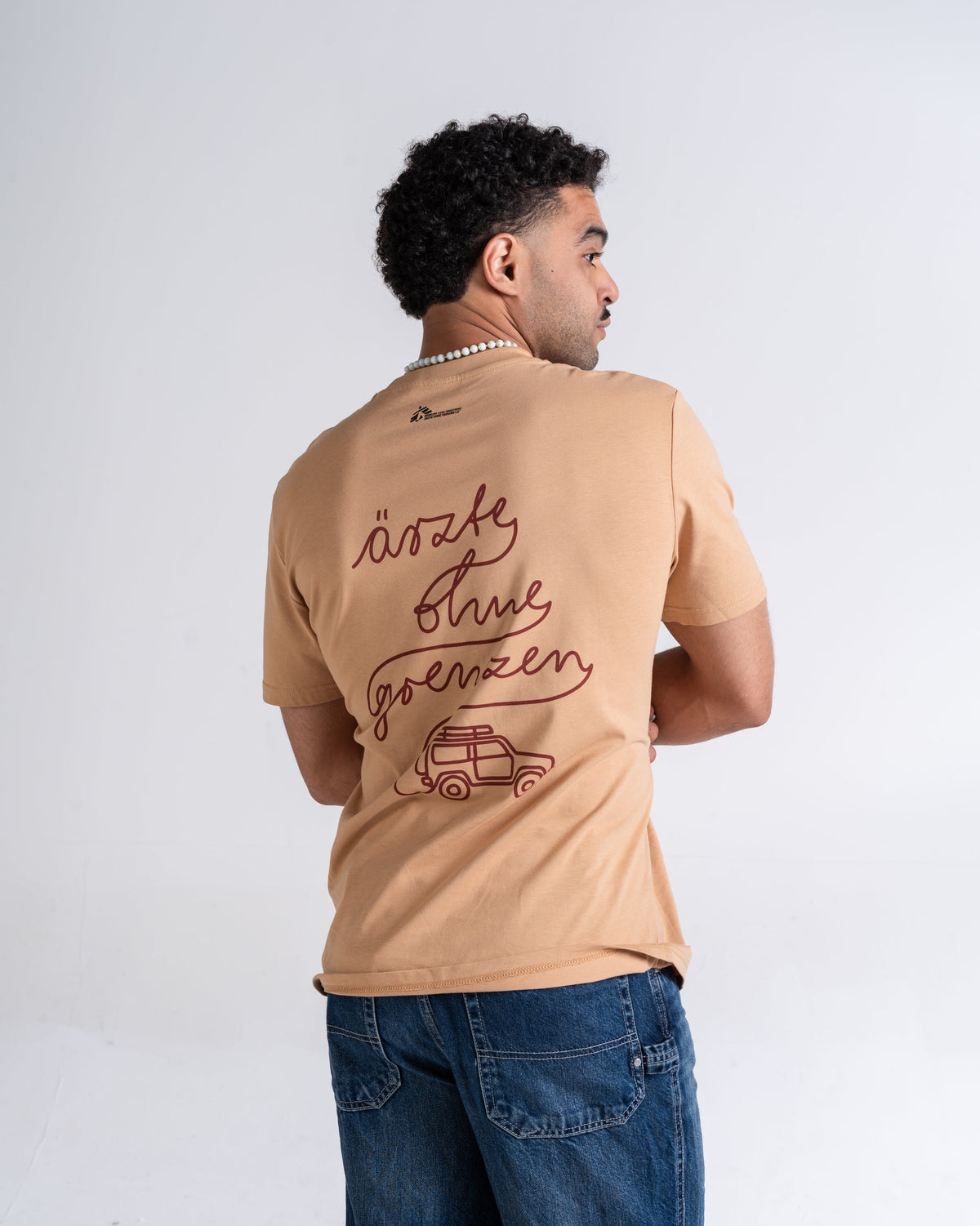 T-Shirt «Unterwegs» Latte, Rückseite, am Model getragen