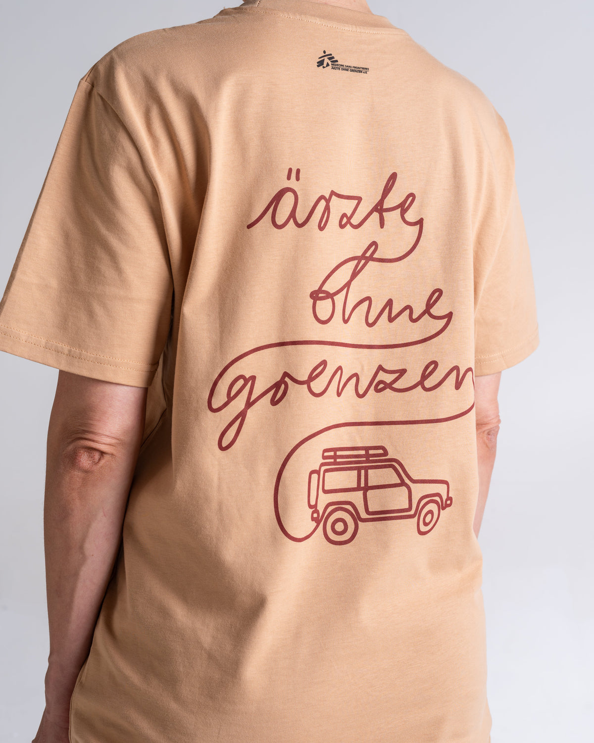 T-Shirt «Unterwegs» Latte, Detail des Rückenmotivs, am Model getragen