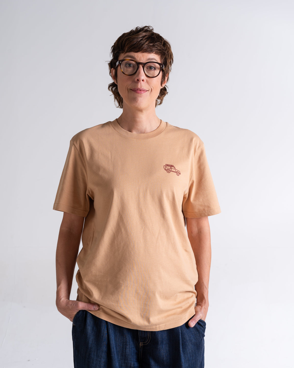 T-Shirt «Unterwegs» Latte, Vorderseite, am Model getragen