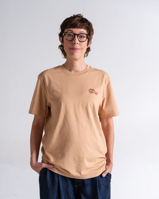 T-Shirt «Unterwegs» Latte, Vorderseite, am Model getragen