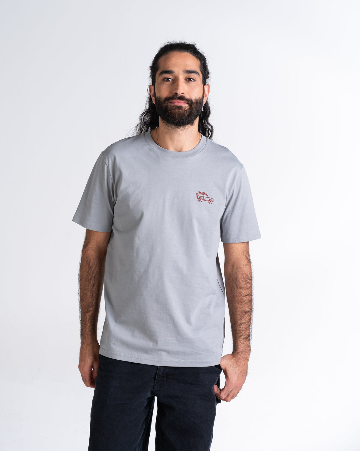 T-Shirt «Unterwegs» Nebelgrau, Vorderseite, am Model getragen