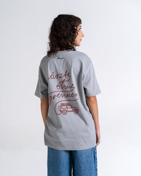 T-Shirt «Unterwegs» Nebelgrau, Rückseite, am Model getragen