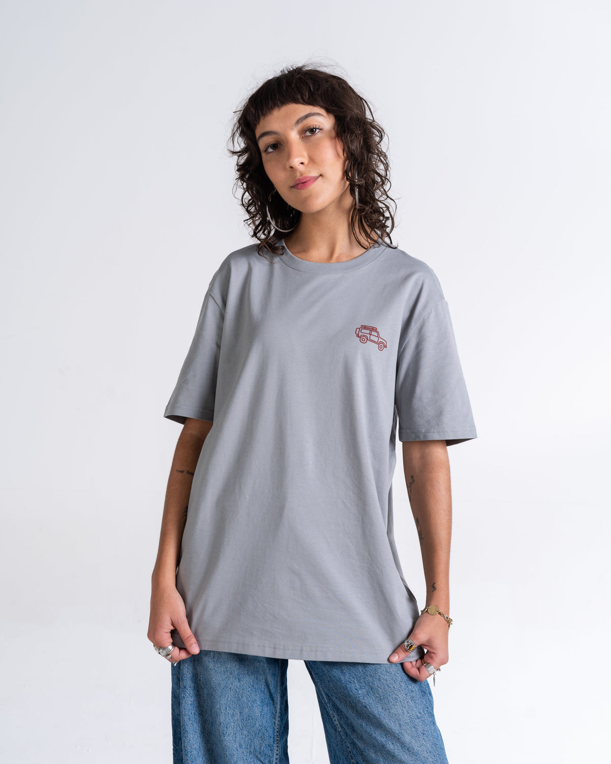 T-Shirt «Unterwegs» Nebelgrau, Vorderseite, am Model getragen