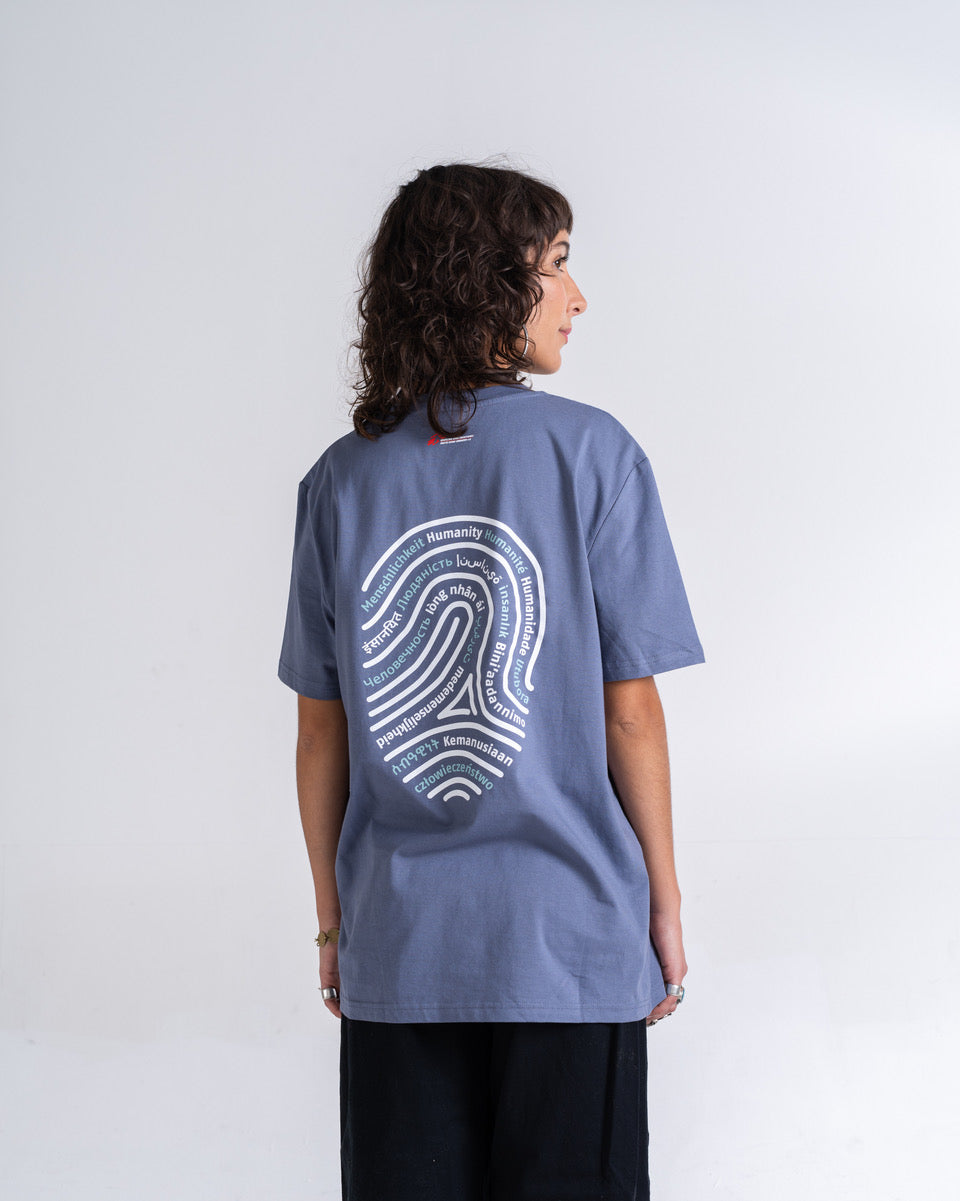 T-Shirt «Unique by nature» Blaugrau, Rückseite, am Model getragen