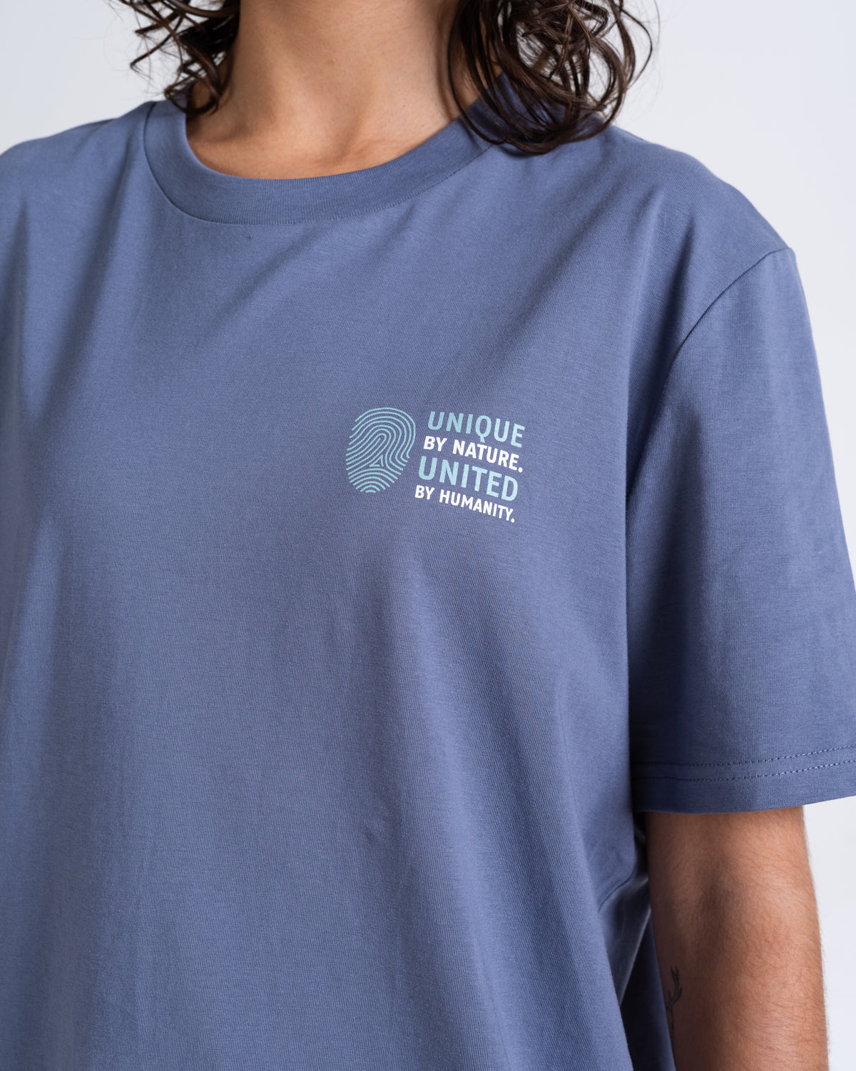 T-Shirt «Unique by nature» Blaugrau: Detail des Motivs