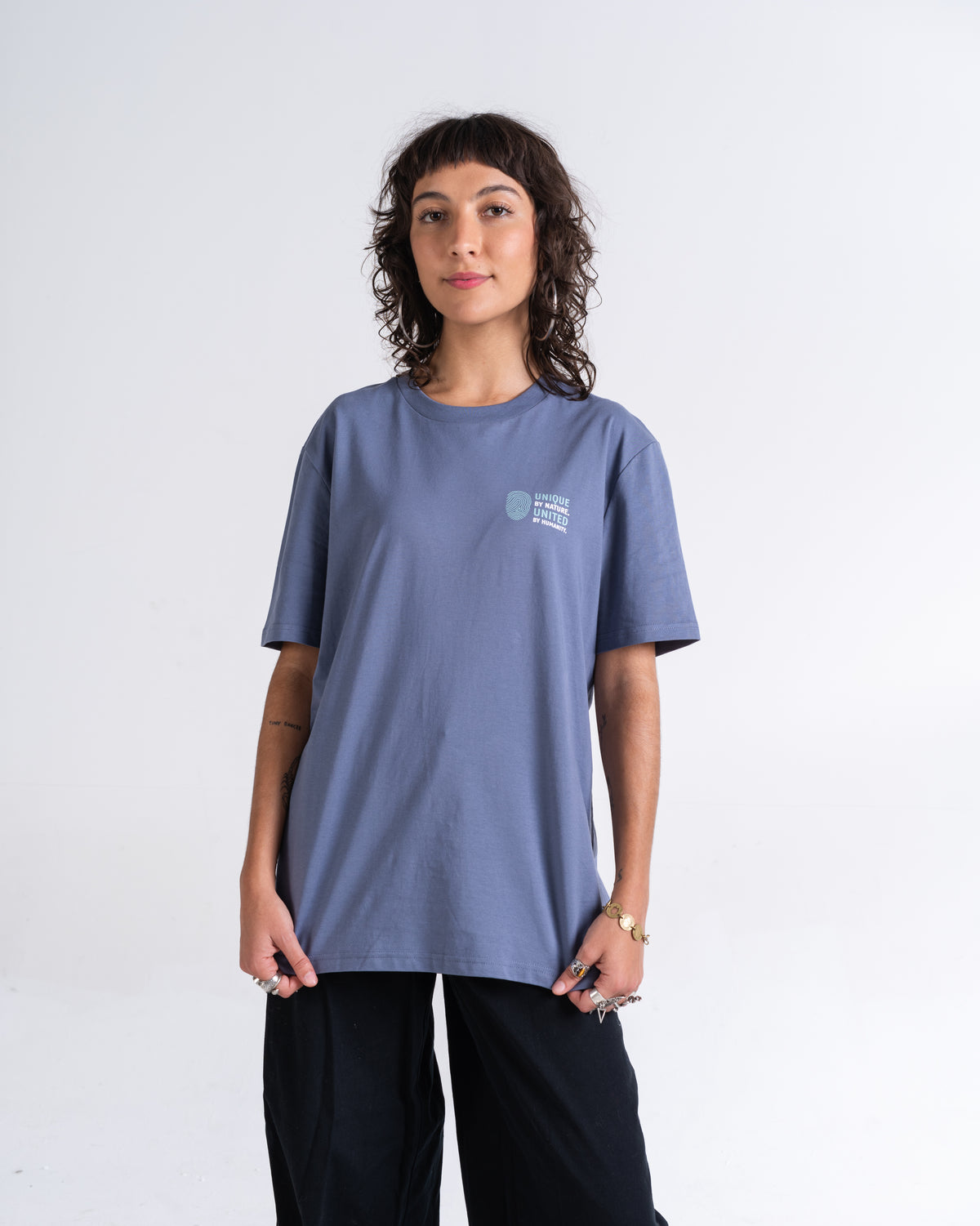 T-Shirt «Unique by nature» Blaugrau, Vorderseite, am Model getragen