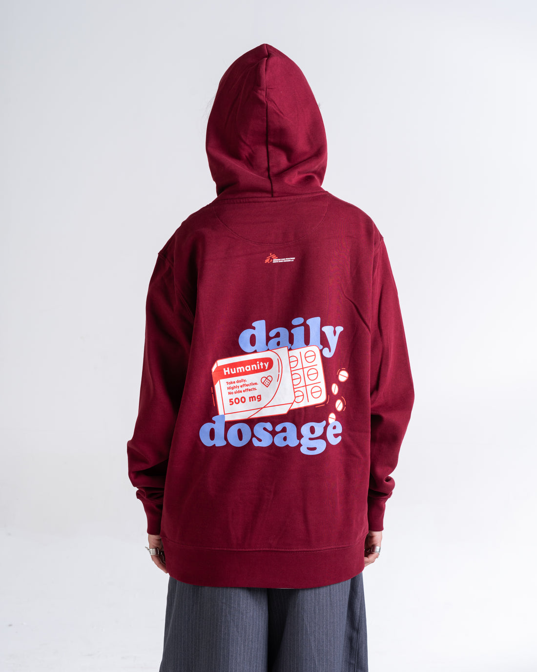 Hoodie «Daily Dosage» in Burgund von hinten