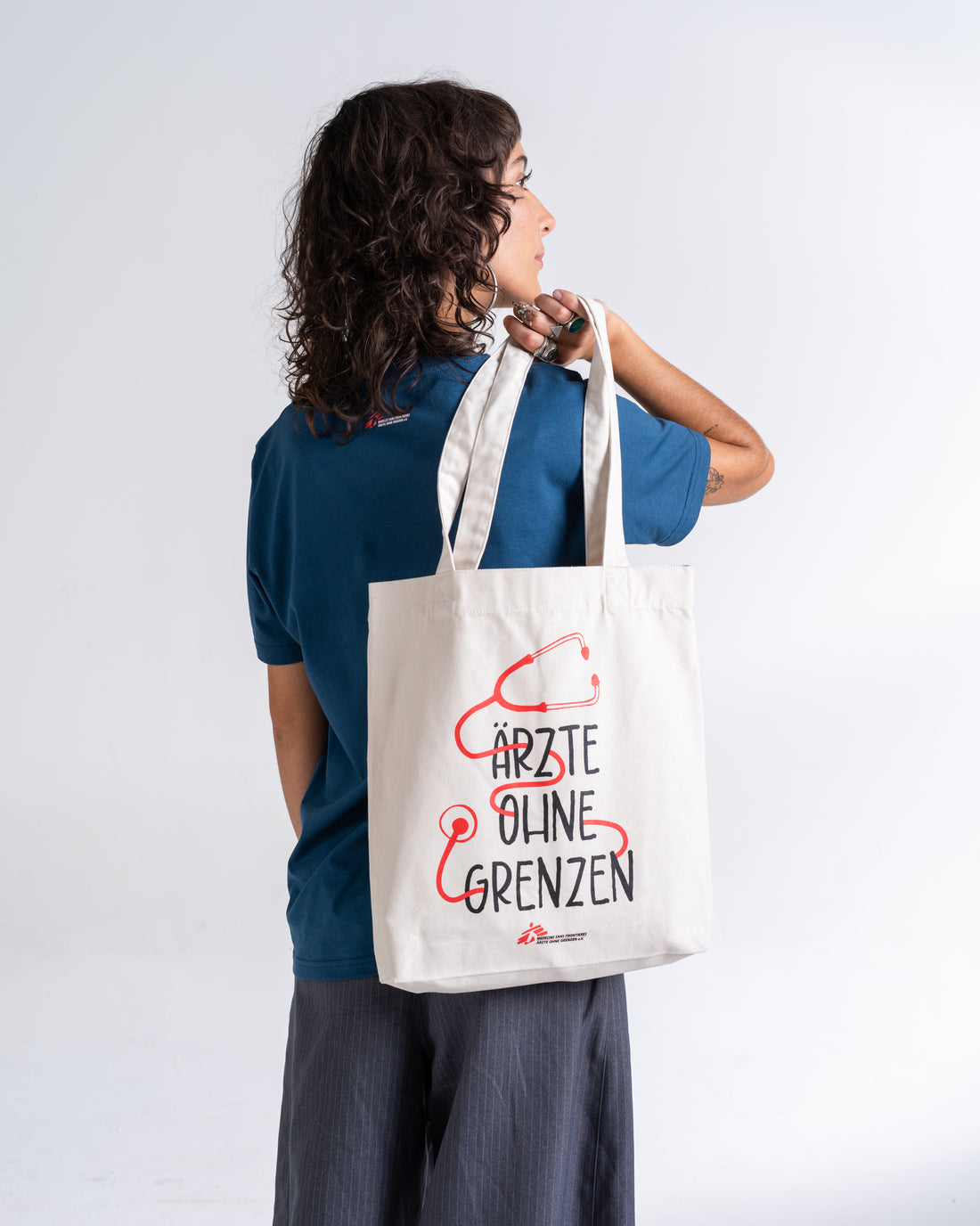 Tote Bag mit Stethoskop-Schriftzug über der Schulter