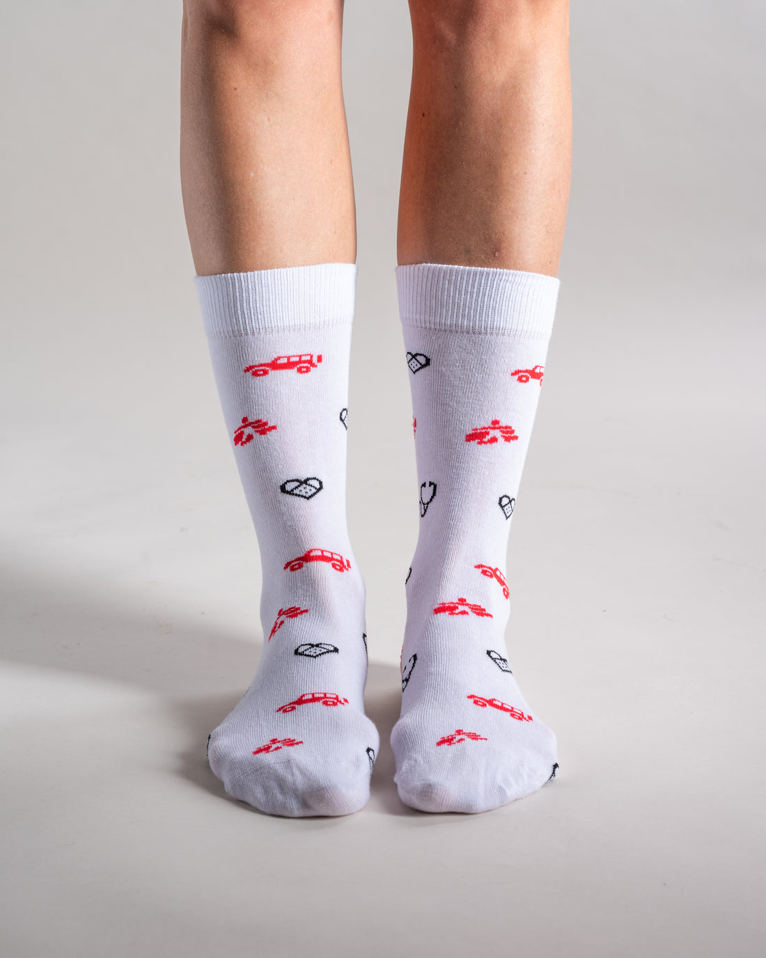 Socken mit roten Motiven