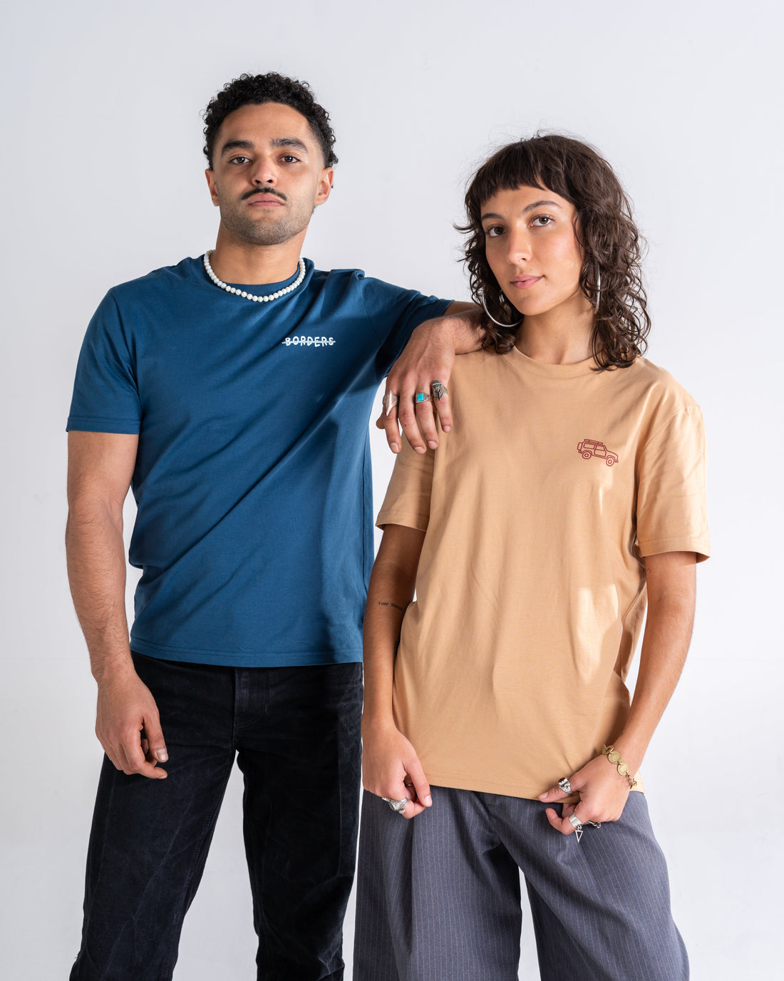 Kollektion Ärzte ohne Grenzen Merch, am Model getragen